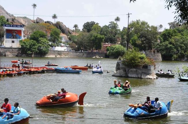 Boat race competition being held at the Nakki Lake in the Summer Festival in Mount Abu.