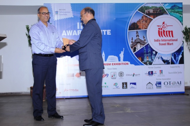 The ‘Best Decorated Stall Award’ being received by Dy. Director, DOT, Mr. Anand Tripathi (right) at the India International Travel Mart (IITM -28 to 30 November) at Hyderabad last evening from the Director, Tourism, Jammu & Kashmir, Mr.R.K.Verma.  